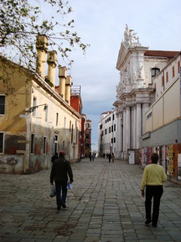 alesscrowdedplace.jpg