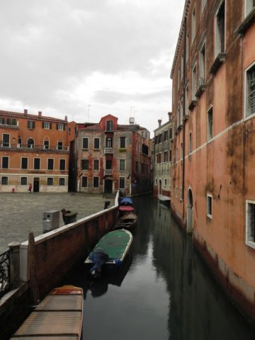 beautifulocrecolorsinoldbuildingsawayfromthetouristscircuit.jpg