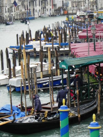 boatslinetheshoresofgrandcanalfromrialtobridge.jpg