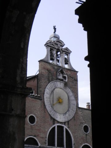 clocktowerdoesnotrefectlytimeinaconventionaldial.jpg