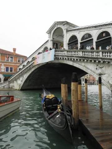 gondolabelowrialtobridge.jpg