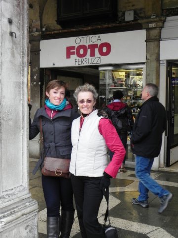 motheranddaughterinafoto.jpg