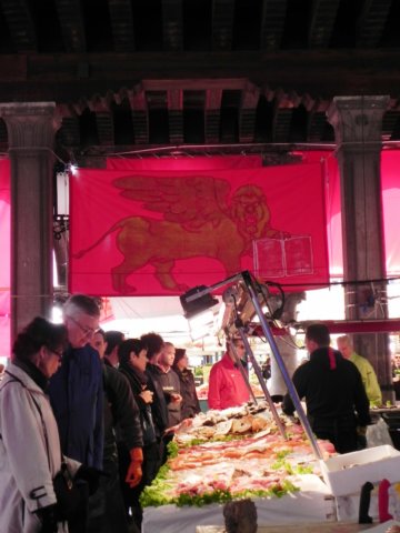 theresalotofactivityinthenearbyfishmarket.jpg