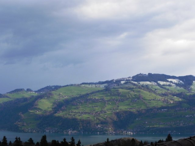 asprinklingofhousesandvillagesperchedatophillsidesoverlookingthunersee.jpg