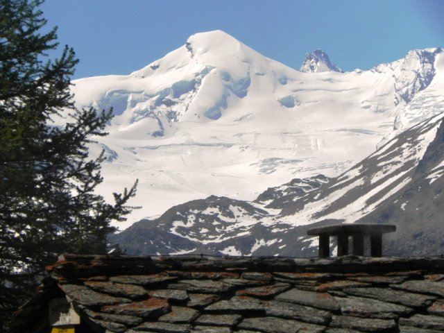 skirunsontheglacierbelowallalinhorn.jpg