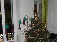 DSCN0665  Back at the apartment, la jeunesse played card games