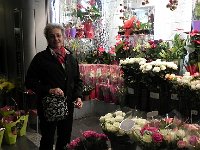 DSCN0824  After Christmas dinner (leg of lamb - no photos??) we go to Colombes, stopping on the way for a bouquet