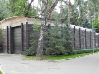 DSCN8603  with very tall walls (does this guy drive a fire truck?)