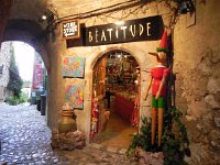 DSCN2803  St-Paul de Vence is first a commercial experience