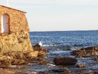 DSCN3007  The path runs to the right of the wall