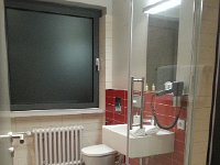 20141207 200120  The painfully clean bathroom.