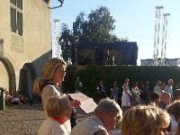 20140626 194329  Woman shading her mother&#39;s eyes