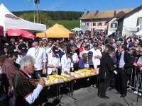 DSCN2452  prepares the crowd