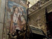 20141001 150718  The casket of Christopher Columbus, with Gondor-like statues