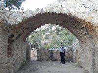 DSCN9157  visiting the ruins on the way down