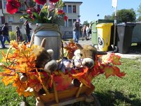 DSCN7610  saying hi to the peluche cows in the wagon
