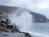 DSCN9350  wind-driven waves at harbor mouth