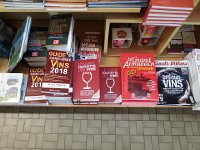 20171102 094017  bookstore with lots of guides to wine