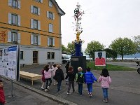 XGAN9294  the kids took turns pointing out features